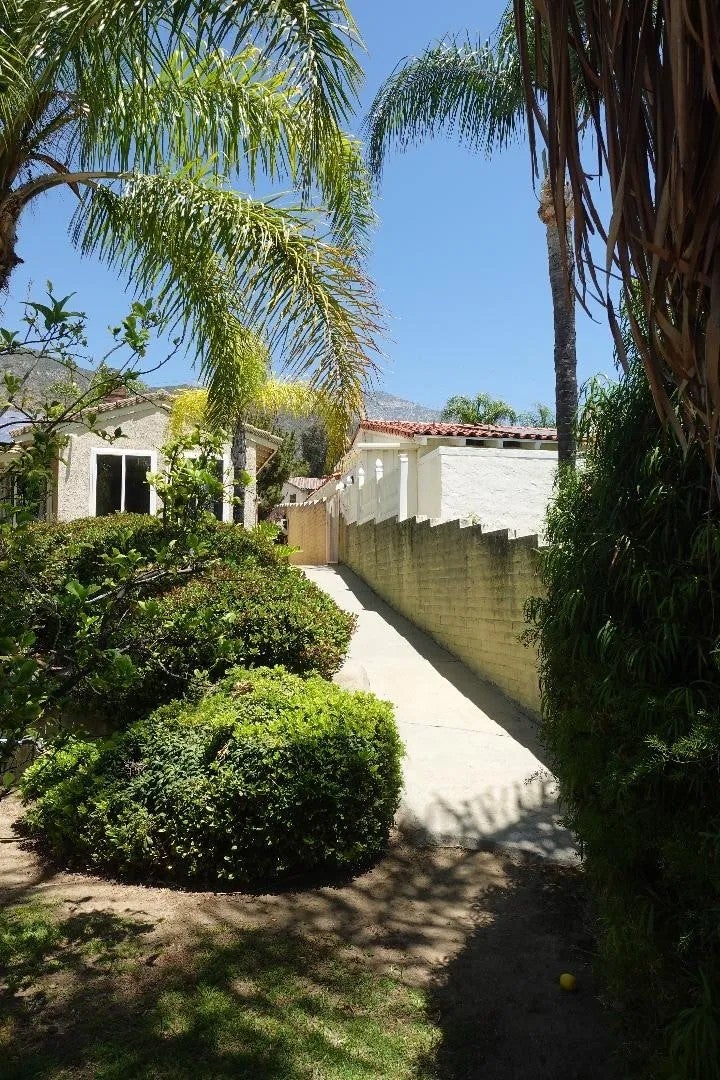 2534 E Vista