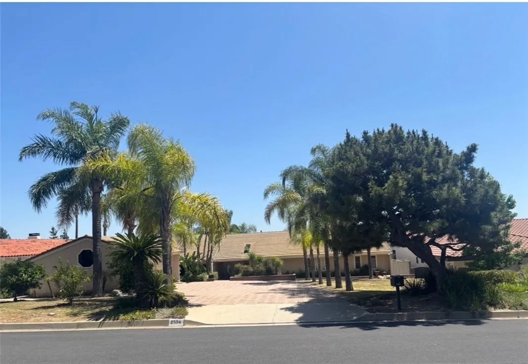 2534 E Vista