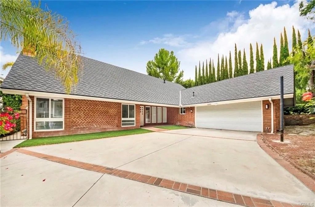 Photo of 22905 De Kalb Drive, Calabasas, CA 91302 (MLS # SR25266977)