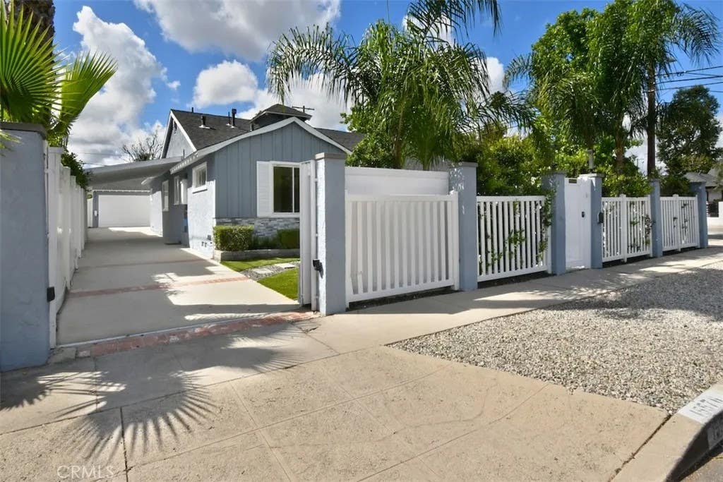 Photo of 15576 Hesby St, Encino, CA 91436 (MLS # SR26049791)
