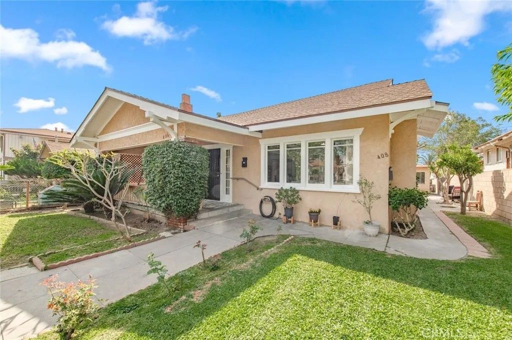 Photo of 406 E Walnut St, Santa Ana, CA 92701 (MLS # PW26066928)