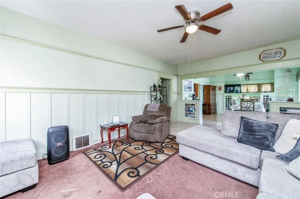 406 E Walnut