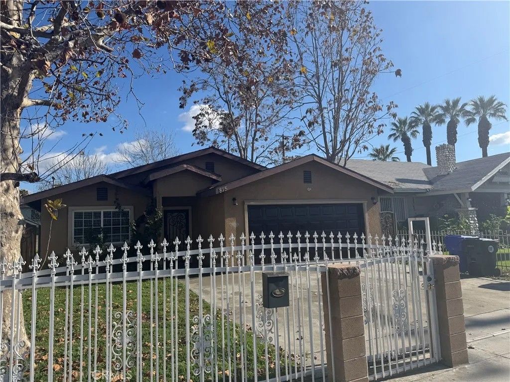 Photo of 815 N Arrowhead Ave, San Bernardino, CA 92401 (MLS # IG26012555)