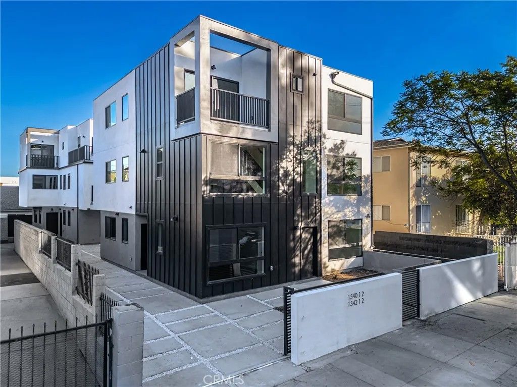 Photo of 1342 Kingsley Dr #1, Los Angeles, CA 90027 (MLS # MB26089993)