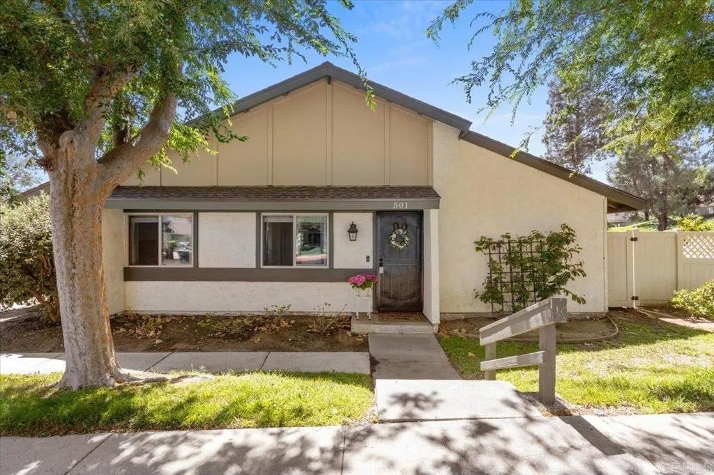 Photo of 501 Smoketree Glen, Escondido, CA 92026 (MLS # NDP2605578)