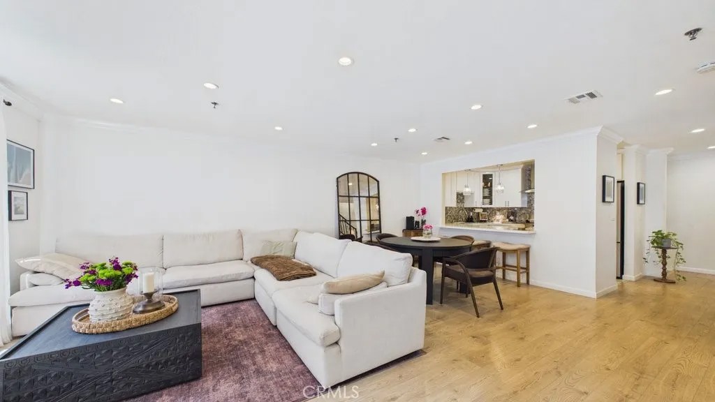 735 W California 102