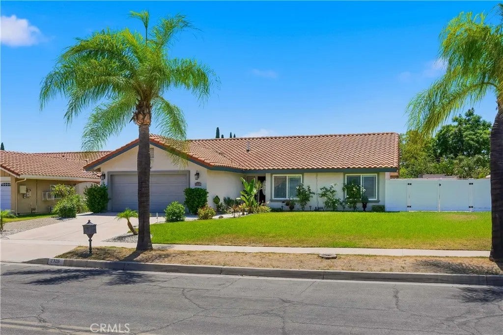 2326 N Sycamore