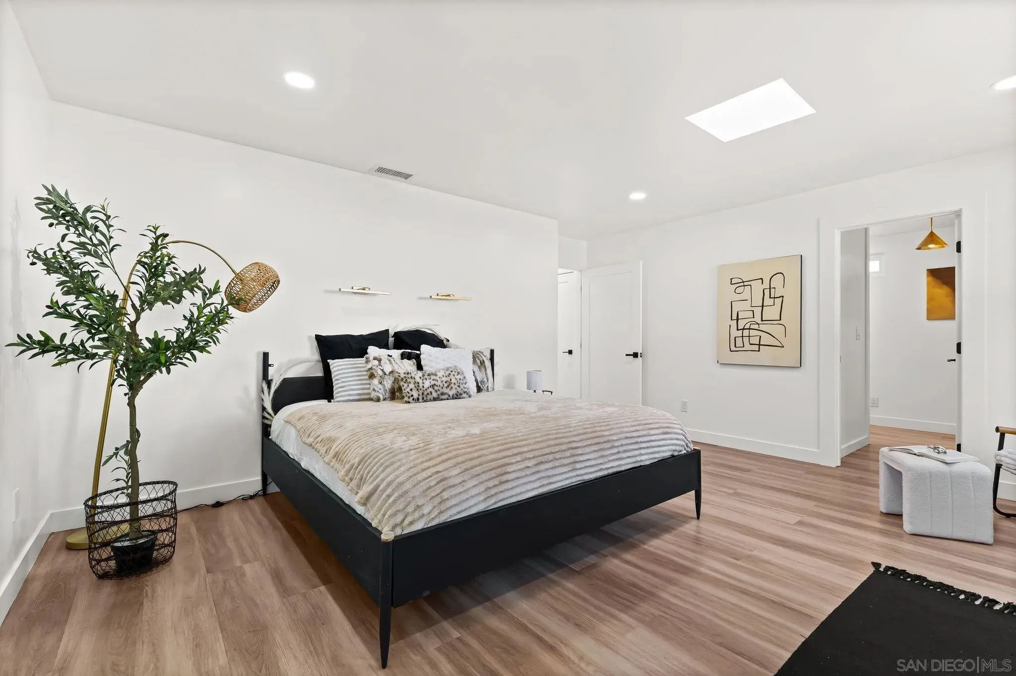 Cardiff, California 92007, United States, 5 Bedrooms Bedrooms, ,3 BathroomsBathrooms,Residential,Active,240981