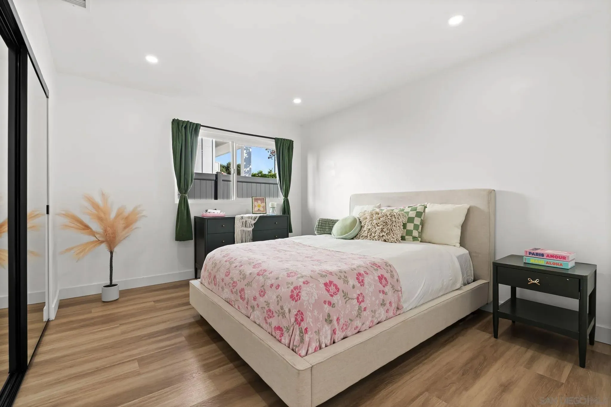 Cardiff, California 92007, United States, 5 Bedrooms Bedrooms, ,3 BathroomsBathrooms,Residential,Active,240981