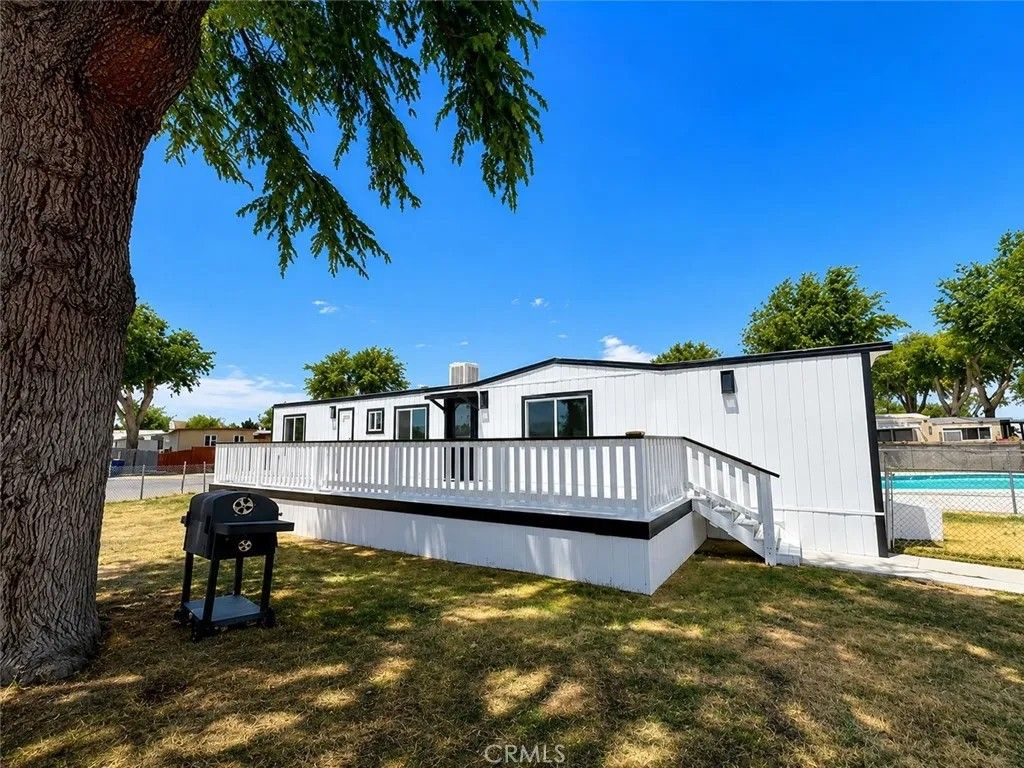 Photo of 1617 E Avenue I Spc 75, Lancaster, CA 93535 (MLS # SR26109680)