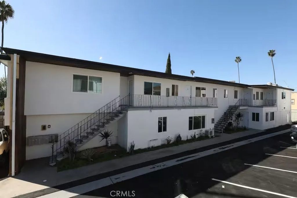 Photo of 1441 S Cloverdale Ave, Los Angeles, CA 90019 (MLS # DW26090026)