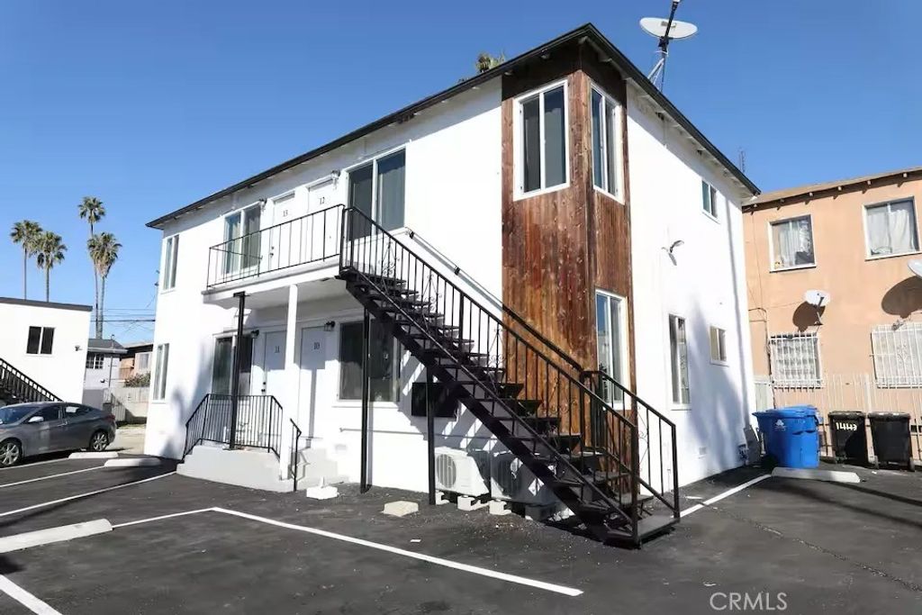 Photo of 1441 S Cloverdale Ave, Los Angeles, CA 90019 (MLS # DW26090026)