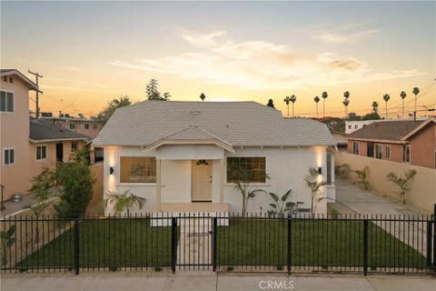 Photo of 1111 W 98th Street, Los Angeles, CA 90044 (MLS # DW26016981)