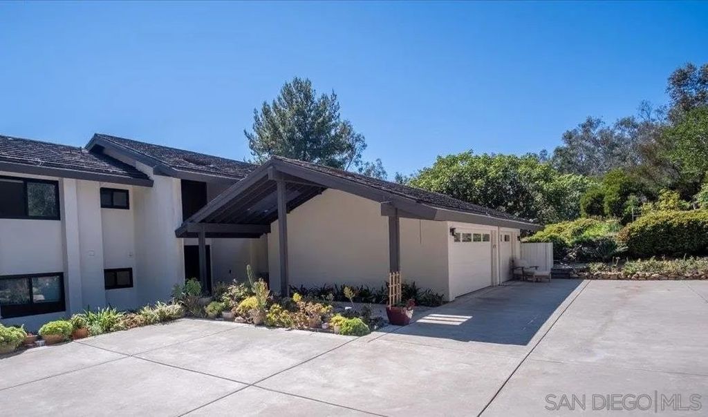 Photo of 4905 el Arco Iris, Rancho Santa Fe, CA 92067 (MLS # 260012078)
