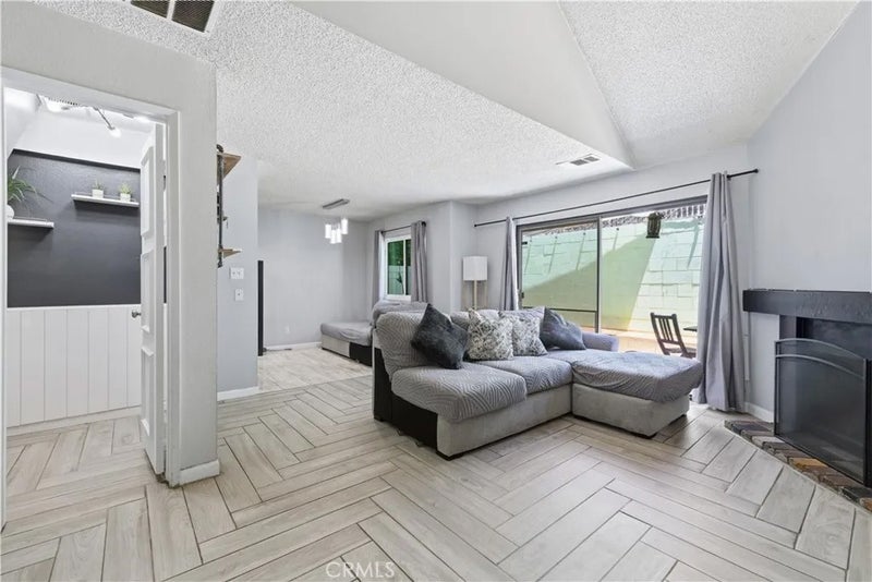 5577 Pioneer Boulevard 9