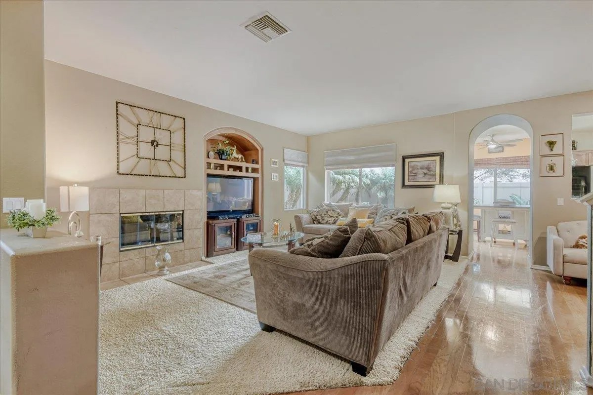 6373 Avenida De Las Vistas 2