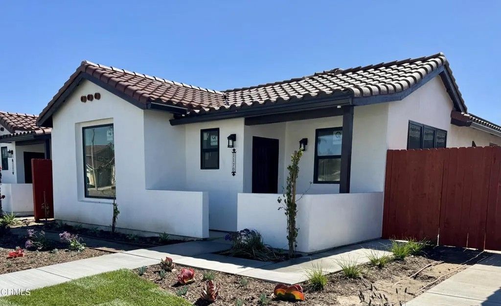 Photo of 1120 W First Street, Oxnard, CA 93030 (MLS # V1-34064)