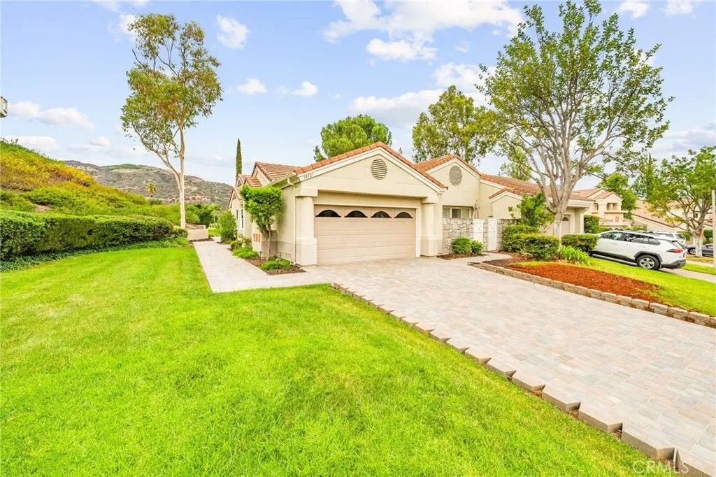 Photo of 38521 Glen Abbey Ln, Murrieta, CA 92562 (MLS # SW25264341)