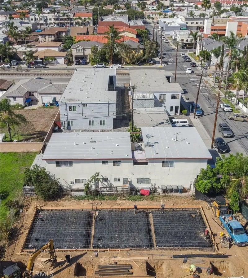16701 S Berendo