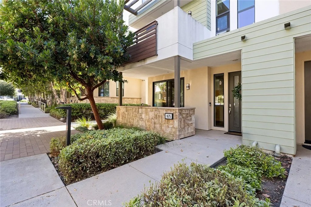 1675 Grand View