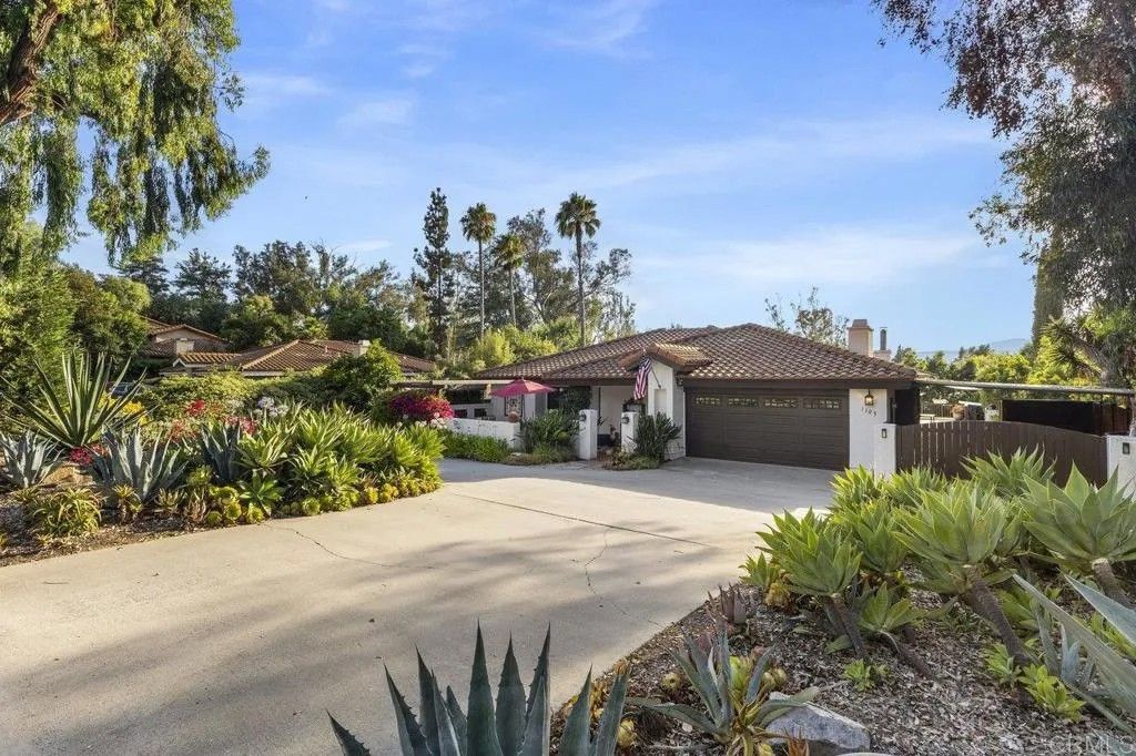 Photo of 1305 Scenic Dr, Escondido, CA 92029 (MLS # NDP2602530)