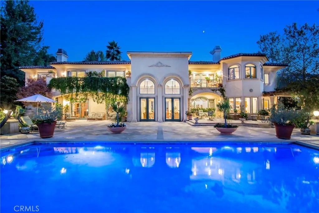 Photo of 18933 La Montana Place, Tarzana, CA 91356 (MLS # SR25266643)