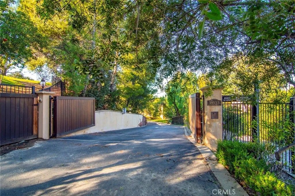 Photo of 18933 La Montana Place, Tarzana, CA 91356 (MLS # SR25266643)