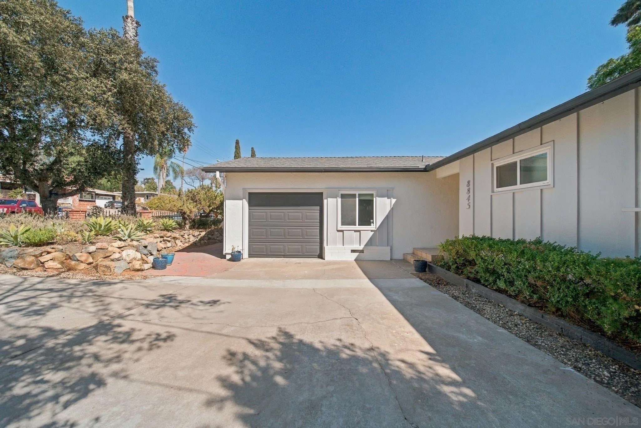 8845 Fabienne Way