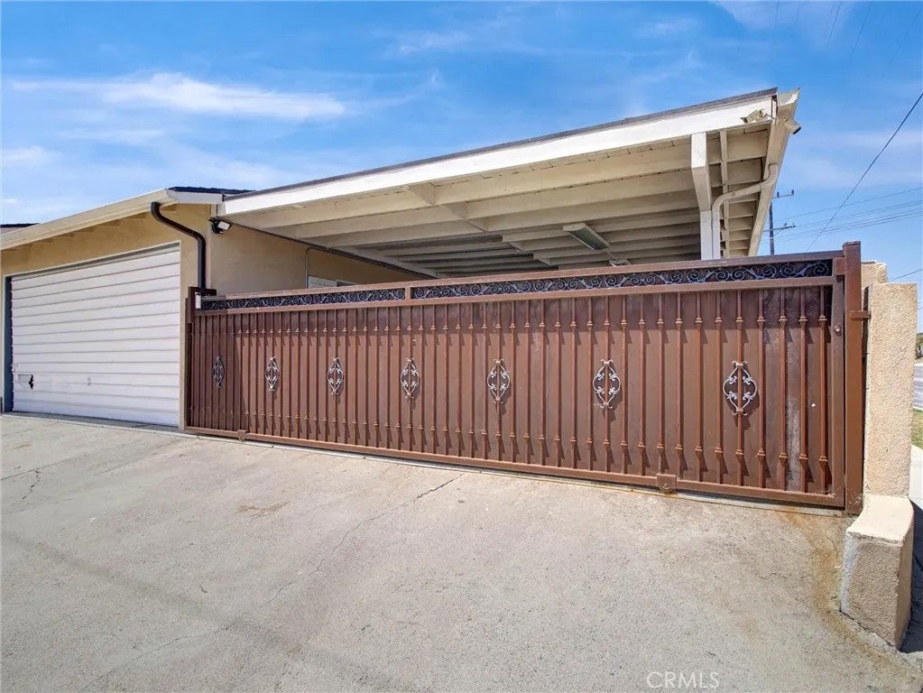 12205 S Halldale