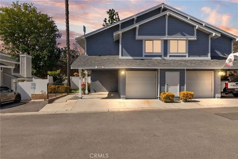 Photo of 25259 Avenida Dorena, Newhall, CA 91321 (MLS # SR26052852)