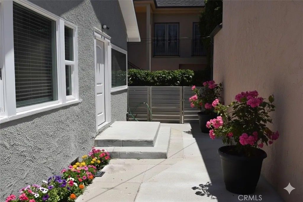 Photo of 552 W 22nd Street #554 1/2, San Pedro, CA 90731 (MLS # SB25272898)