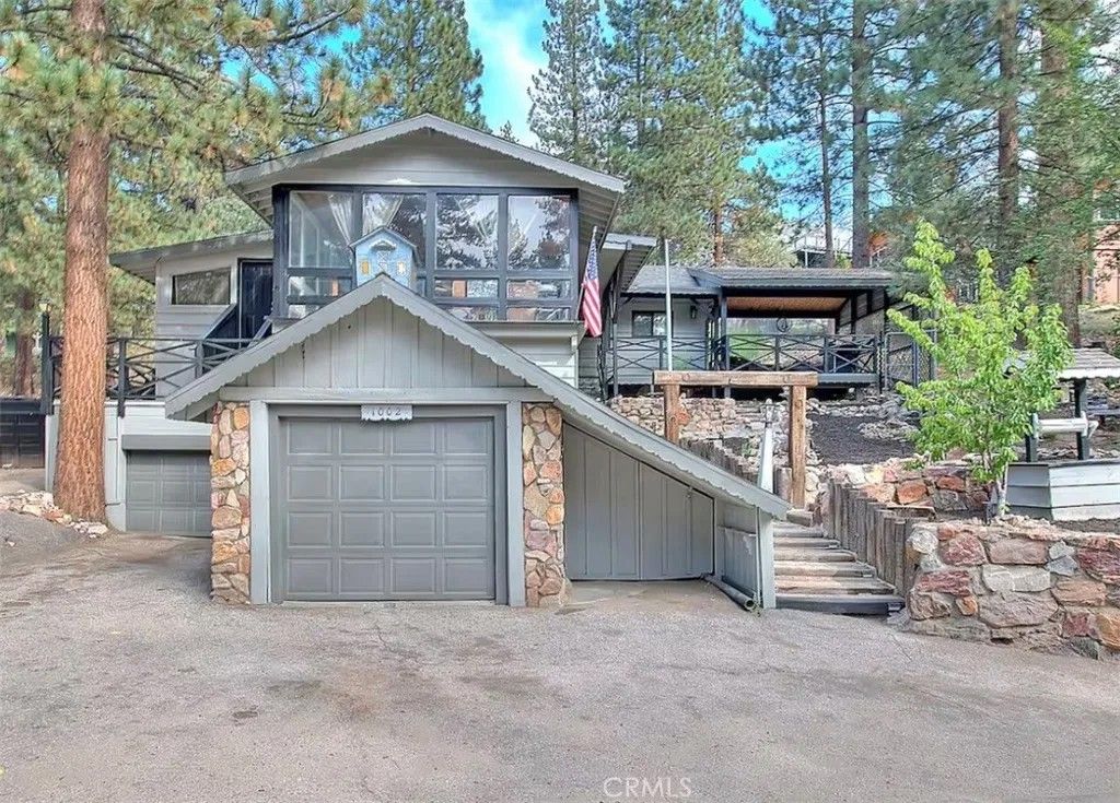 Photo of 1002 Cherokee St, Fawnskin, CA 92333 (MLS # CV26070361)