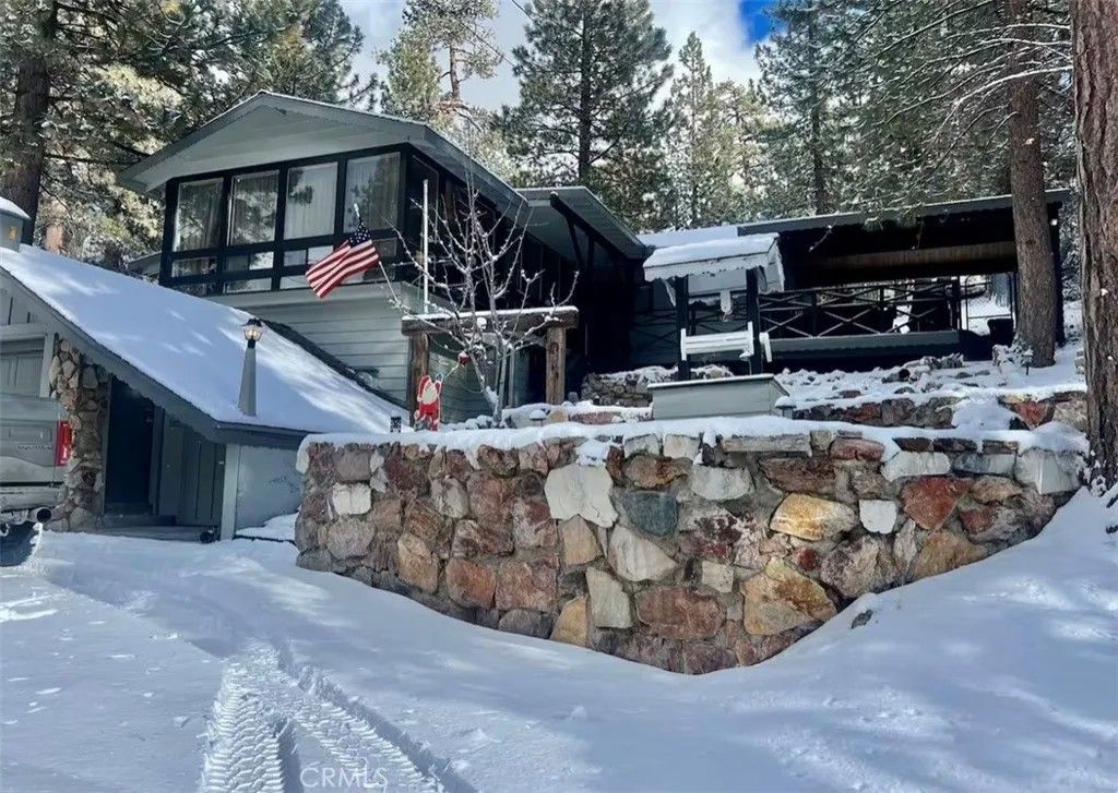 Photo of 1002 Cherokee St, Fawnskin, CA 92333 (MLS # CV26070361)