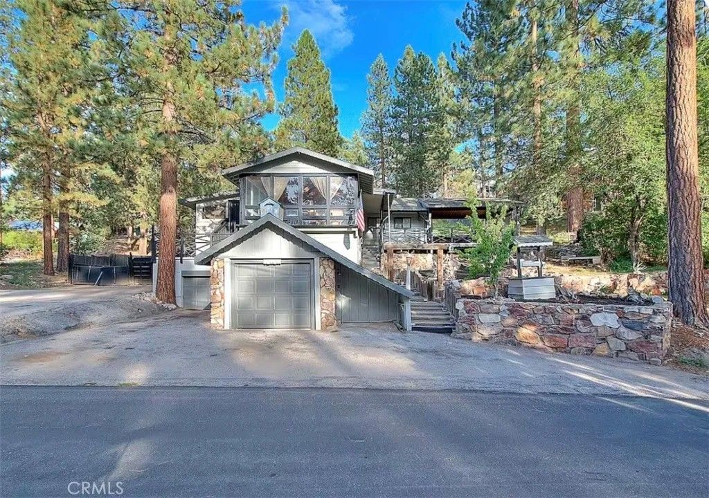 Photo of 1002 Cherokee St, Fawnskin, CA 92333 (MLS # CV26070361)