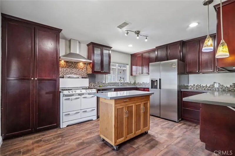 1534 W 213th