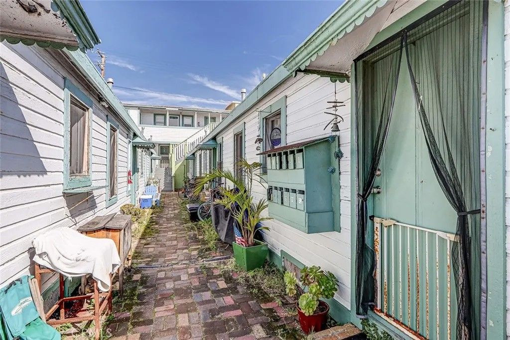 Photo of 712 Manhattan Avenue, Hermosa Beach, CA 90254 (MLS # SB26048379)