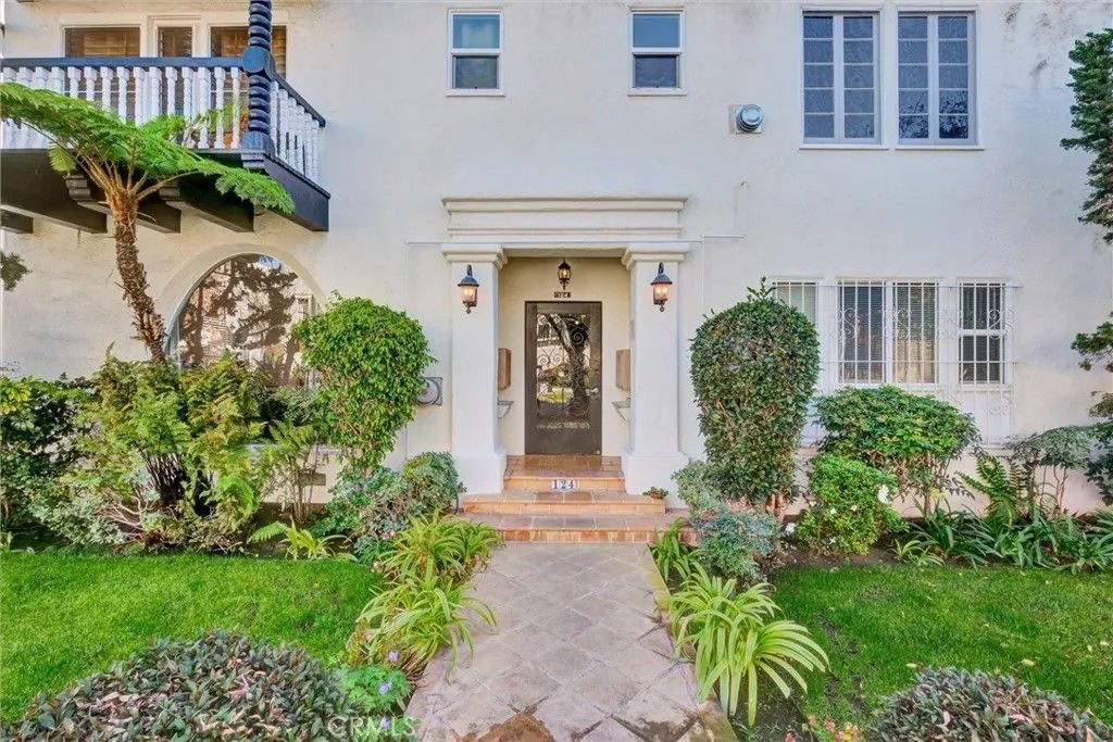 Photo of 124 S Elm Drive #5, Beverly Hills, CA 90212 (MLS # SR26022467)