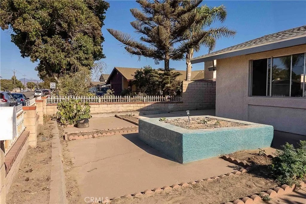 1142 W Donovan