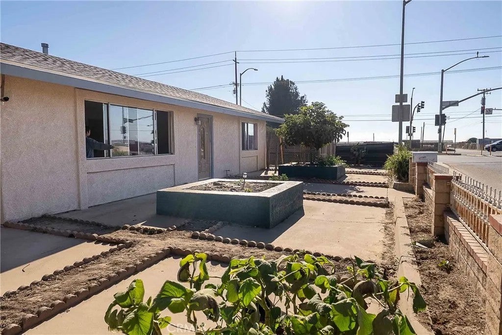 1142 W Donovan