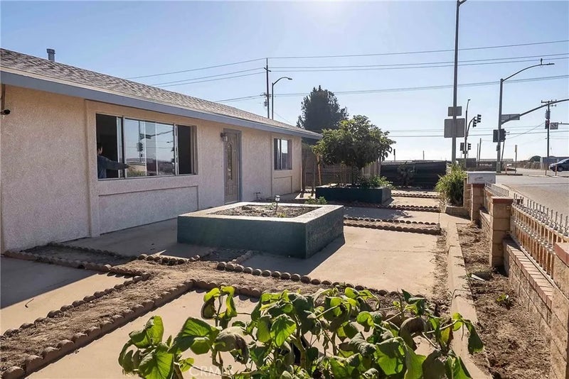 1142 W Donovan