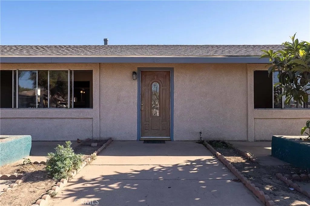 1142 W Donovan