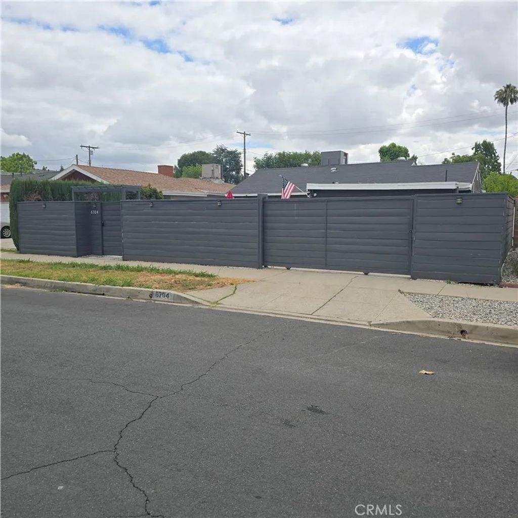 Photo of 6704 Rhea AVE, Reseda, CA 91335 (MLS # SR26123690)