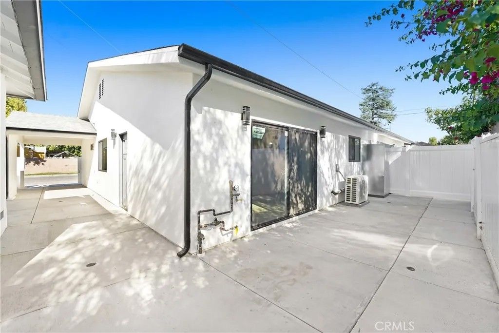 Photo of 15950 Cohasset Street, Van Nuys, CA 91406 (MLS # SR26005377)