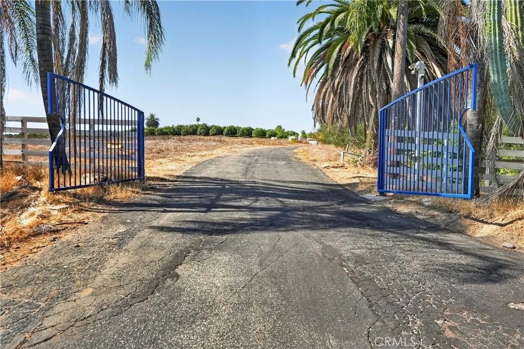 Photo of 2864 Live Oak Park, Fallbrook, CA 92028 (MLS # SW26166356)