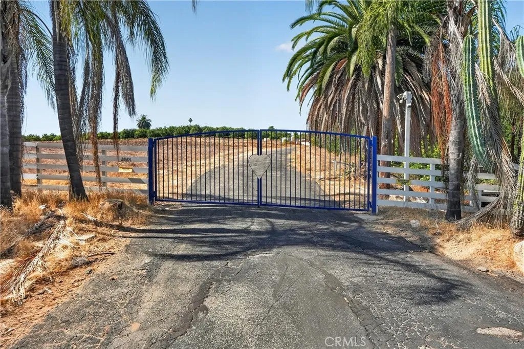 2864 Live Oak Park