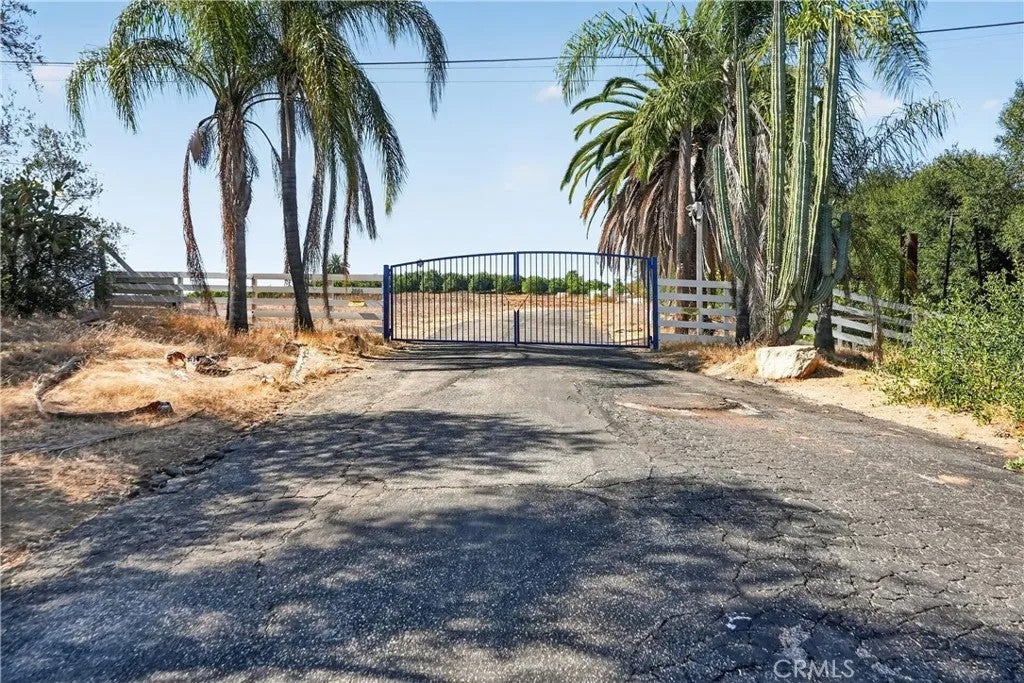 Photo of 2864 Live Oak Park, Fallbrook, CA 92028 (MLS # SW26166356)