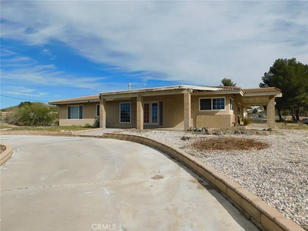 Photo of 16420 Malahat Rd, Apple Valley, CA 92307 (MLS # CV26061544)