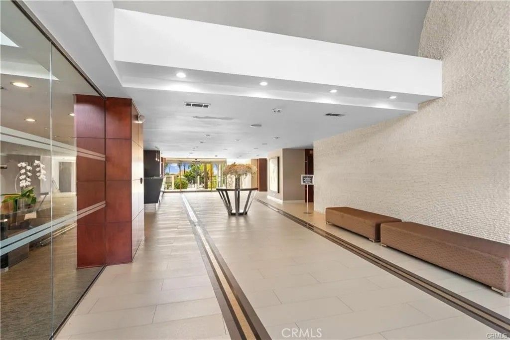 Photo of 7250 Franklin Ave #406, Los Angeles, CA 90046 (MLS # SR25270350)