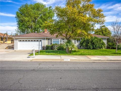 Photo of 5137 Peacock Ln, Riverside, CA 92505 (MLS # HD26046574)