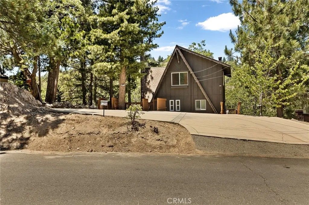 Photo of 1296 Calgary Drive, Lake Arrowhead, CA 92352 (MLS # CV26004982)